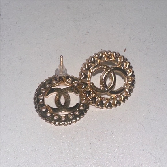 Chanel style stud earrings - Picture 4 of 5